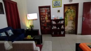 Departamento, 1 habitación, Terraza, vista al lago | Sala de estar | Libros