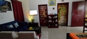 Appartamento, 1 camera da letto, terrazzo, vista lago | Soggiorno | Libri