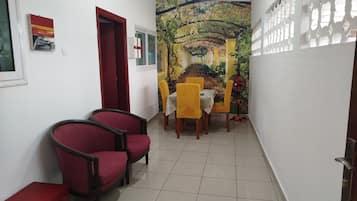 Appartement, 1 chambre, terrasse, vue lac | Salle de séjour | Livres