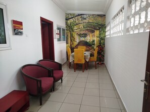 Apartment, 1 Bedroom, Terrace, Lake View | Living room | Books - Agreable Studio Meuble (Abidjan)