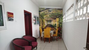 Apartamento, 1 quarto, terraço, vista para o lago | Sala de estar | Livros