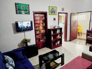 Apartment, 1 Bedroom, Terrace, Lake View | Living room | Books - Agreable Studio Meuble (Abidjan)