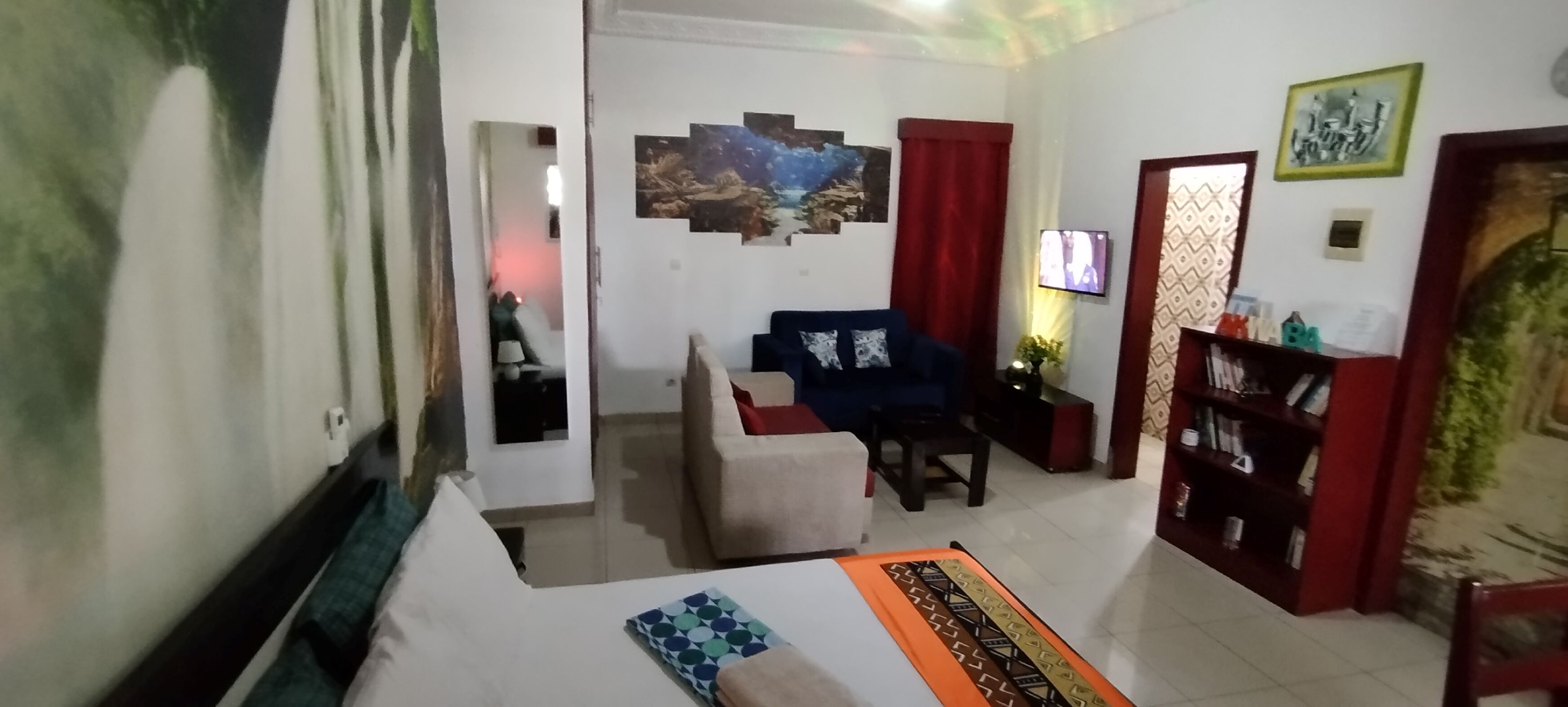 Apartment, 1 Bedroom, Terrace, Lake View | Living room | Books