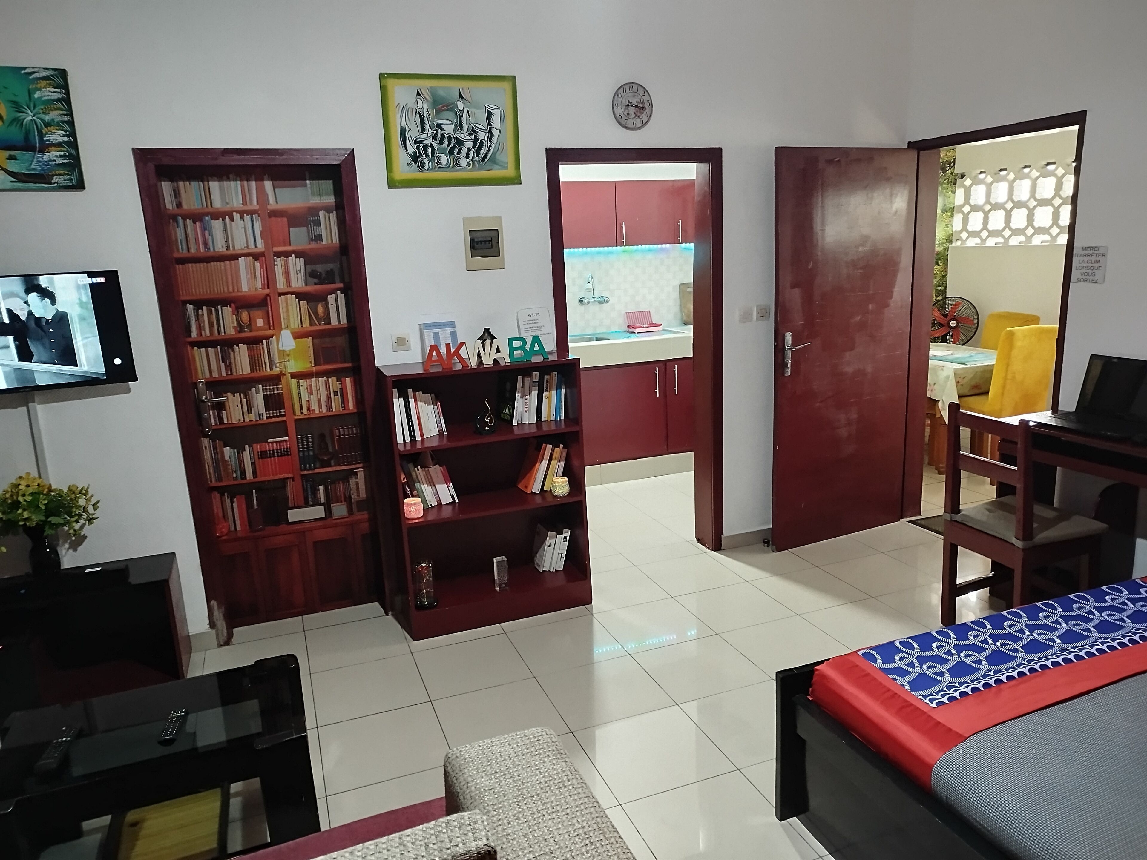 Căn hộ, 1 phòng ngủ, hiên, quang cảnh hồ | Phòng khách | Sách 