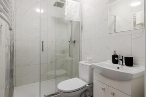 Estudio, 1 habitación, balcón, vista al jardín | Regadera en el baño