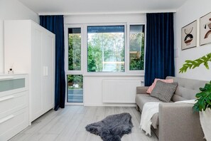 Estudio, 1 habitación, balcón, vista al jardín | Área de sala de estar