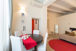 Une chambre d’hôtel comprenant un coin repas, un lit et une salle de bain.