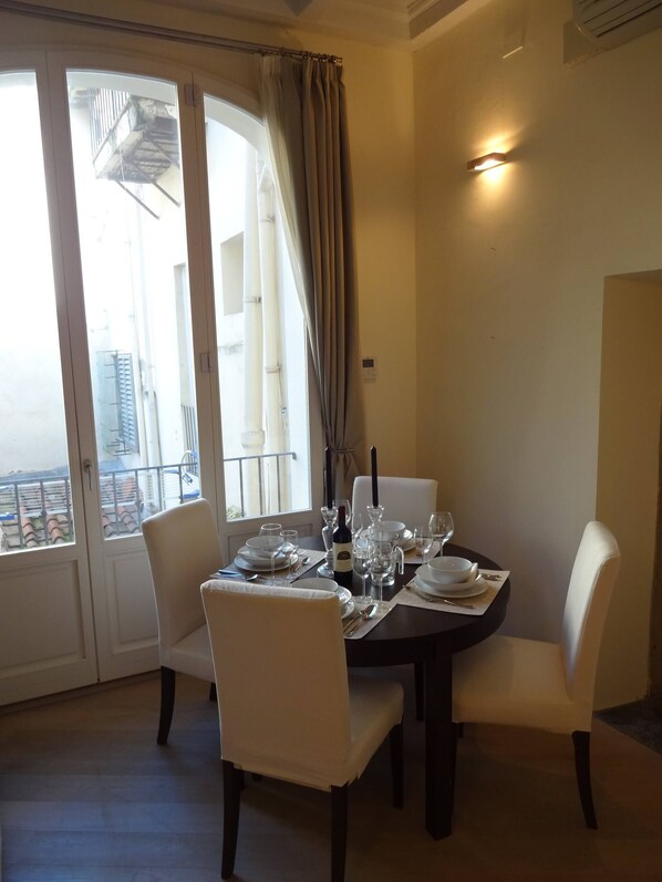 Appartement, four à micro-ondes | Restauration