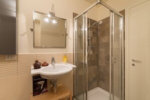 Apartment, Microwave | Bathroom | Towels - Brand New Apt In Heart Of Florence (Florence)
