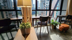 Monolocale, 1 camera da letto, caminetto, vista città | Servizio della camera