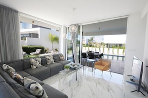 Villa, 3 habitaciones, alberca privada, vista al jardín | Área de sala de estar