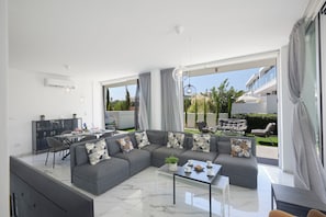 Villa, 3 habitaciones, alberca privada, vista al jardín | Área de sala de estar