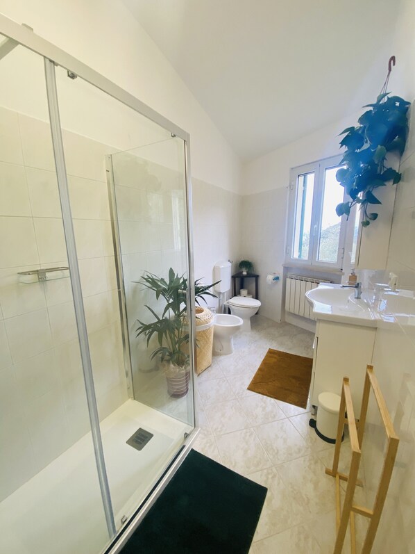 House, 2 Bedrooms, Smoking, Garden View | Bathroom amenities - Bonaventura Holiday Home (Cogorno)
