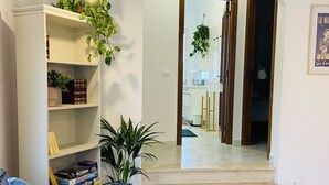 บ้านพัก, 2 ห้องนอน, สูบบุหรี่ได้, วิวสวน | บริเวณนั่งเล่น | หนังสือ