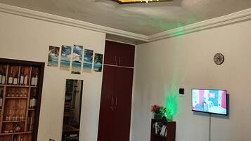 Apartamento, 1 quarto, sacada | Sala de estar | Livros