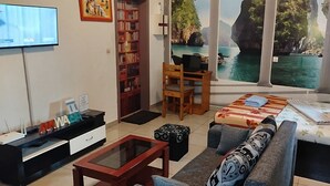 Apartment, 1 Bedroom, Balcony | Living room | Books - Magnifique Studio Meuble (Abidjan)
