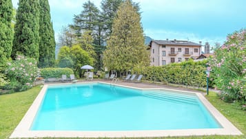 Family Villa, Multiple Bedrooms (Villa Colle) | Kolam renang | Kolam renang terbuka bermusim