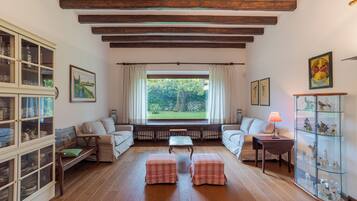 Family Villa, 5 Bedrooms, Fireplace (Villa Colle) | Living room | TV