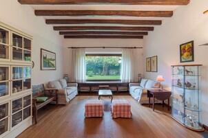 Family Villa, 5 Bedrooms, Fireplace (Villa Colle) | Living room | TV