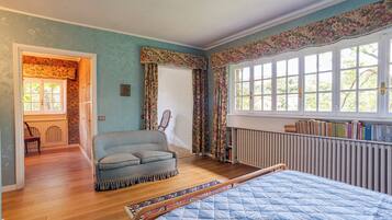 5 bedrooms, iron/ironing board, free WiFi, bed sheets