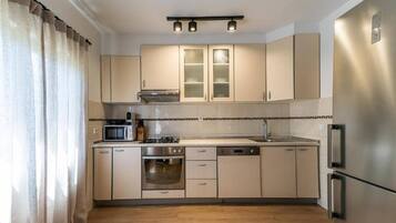 House, 3 Bedrooms, Patio, Garden View | Private kitchen