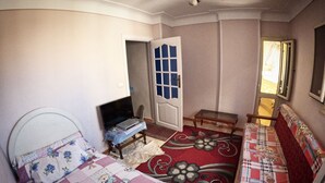 Shared Dormitory, 1 Bedroom, Smoking, Balcony - Room in Apartment - Best Price In Downtown, Walk Everywhere (Alexandria)