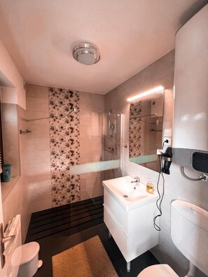 Appartement, 3 chambres, accessible aux personnes à mobilité réduite, balcon | Commodités de la salle de bain | Serviettes fournies, papier de toilette