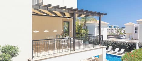 Departamento, 5 habitaciones, alberca privada, vista al jardín | Restaurante al aire libre