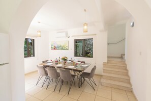 Apartamento, 5 quartos, piscina particular, vista para o jardim | Opções para refeição