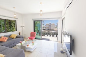 Apartment, 5 Bedrooms, Private Pool, Garden View | Living area