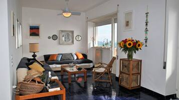 House, 2 Bedrooms, Smoking, Balcony | Living room