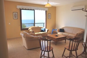 Villa, 5 Bedrooms, Smoking, Pool View | Living room