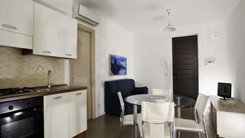 Apartment, 2 Bedrooms, Smoking, Balcony | Living room