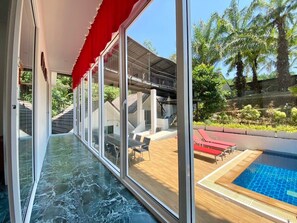 Vila, vários quartos, piscina particular, vista para o jardim | Deque