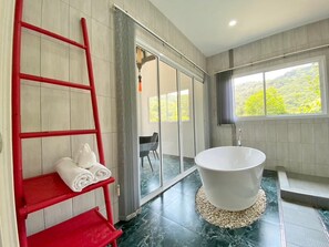 Vila, beberapa kamar, kolam renang pribadi, pemandangan kebun | Kamar mandi | Handuk