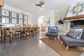 Apartment, 2 Bedrooms, Patio, Garden View | Dining room