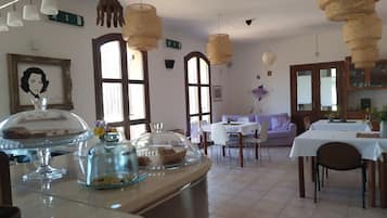 Room, 1 Bedroom, Accessible, Smoking | Tempat makan