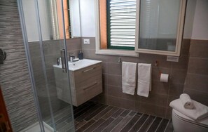 Apartment, 4 Bedrooms, Patio, City View | Bathroom