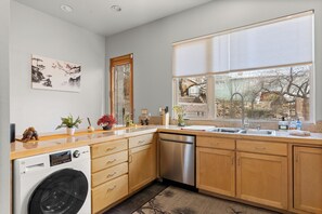 House, 4 Bedrooms, Balcony, Garden View | Private kitchen