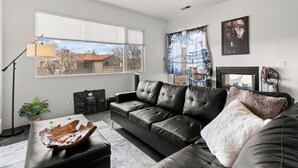 Unclassified image, 3 of 43, button - "tokyo Ryokan Home in Hidden Dessert Oasis" (Albuquerque)