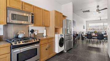 House, 4 Bedrooms, Balcony, Garden View | Dapur peribadi