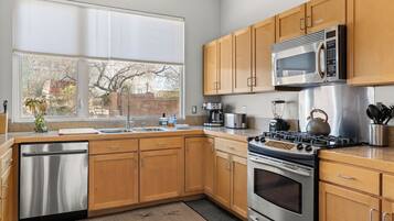 House, 4 Bedrooms, Balcony, Garden View | Dapur peribadi