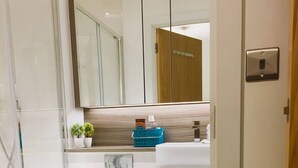 Căn hộ, 2 phòng ngủ, ban công | Phòng tắm | Đồ dùng nhà tắm miễn phí, khăn tắm 