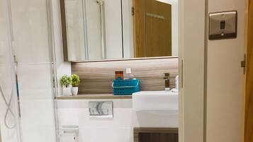 Apartment, 2 Bedrooms, Balcony | Bathroom | Free toiletries, towels