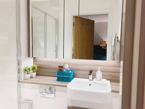 อพาร์ทเมนท์, 2 ห้องนอน, ระเบียง | ห้องน้ำ | ของใช้ในห้องน้ำฟรี, ผ้าเช็ดตัว