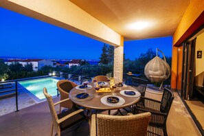 Apartment, 2 Schlafzimmer, Raucher, eigener Pool | Speisen im Freien