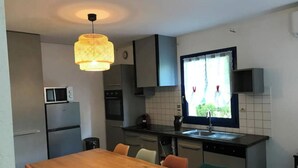 Coffee/tea maker, fridge, microwave, oven - Gîte Milin, nestled in a wooded park (Sizun)