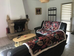 TV, fireplace - Gîte Milin, nestled in a wooded park (Sizun)