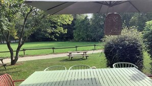 Outdoor dining - Gîte Milin, nestled in a wooded park (Sizun)