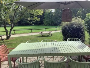 Outdoor dining - Gîte Milin, nestled in a wooded park (Sizun)